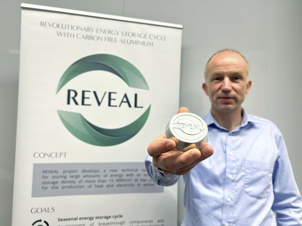 SPF-Forschungsleiter Michel Haller mit einer Probe Aluminium, welche von den isländischen Partnern unter Einsatz von Inert-Elektroden (d.h. ohne CO2-Emissionen) hergestellt wurde. (Foto: SPF)